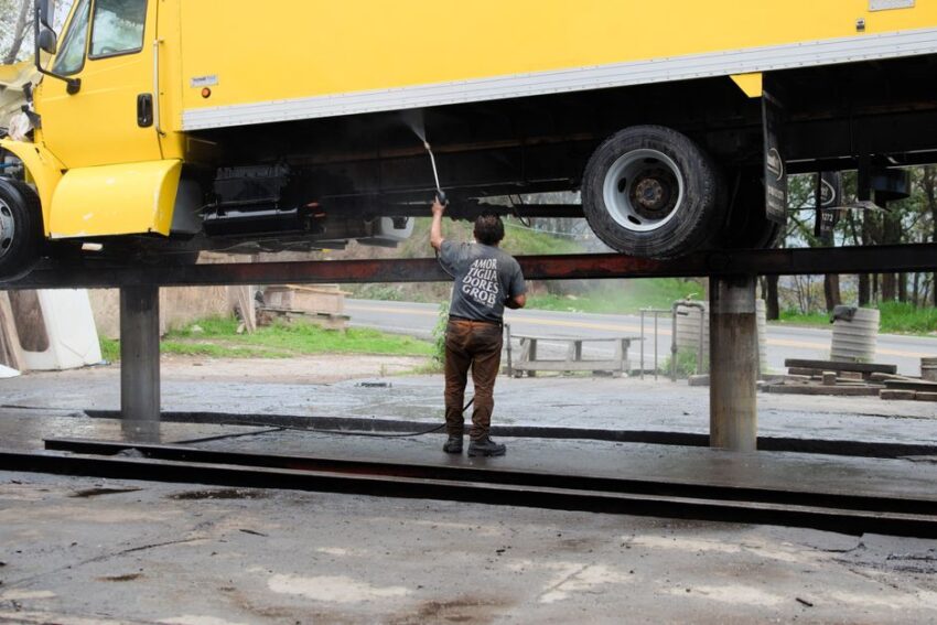 Een glanzende vrachtwagen na het gebruik van polijstpasta, klaar voor de weg en indruk maken.