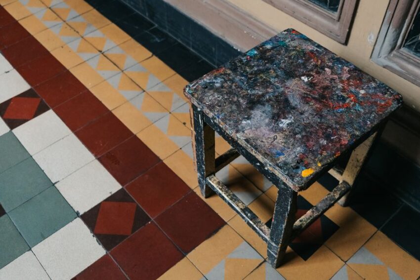 Moderne woonkamer met gespoten kasten en meubels voor een frisse uitstraling